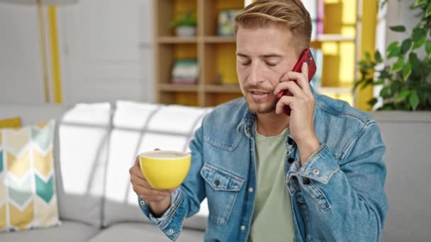 Kafkasyalı Genç Adam Akıllı Telefondan Konuşuyor Evde Kahve Içiyor — Stok video