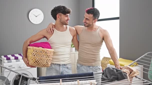 Dva Muži Pár Objímání Navzájem Drží Proutěný Koš Oblečením Prádelně — Stock video