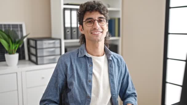 Mladý Hispánec Muž Obchodní Pracovník Pomocí Počítače Dělá Palce Nahoru — Stock video