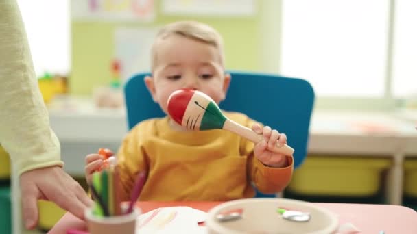 幼稚園で太鼓を吸うマッカを演じる愛らしい男の子と少女 — ストック動画