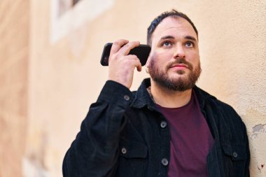 Genç İspanyol adam caddedeki akıllı telefondan sesli mesaj dinliyordu.