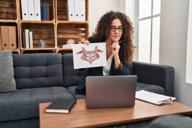 Genç ve güzel İspanyol kadın psikolog psikoloji kliniğinde online terör testi yaptırıyor.