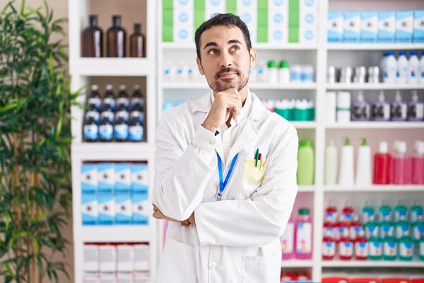 Homem Hispânico Bonito Trabalhando Farmácia Farmácia Farmácia Com Mão Queixo — Fotografia de Stock