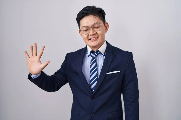 Mladý Asijský Muž Obleku Kravatě Ukazující Ukazující Prsty Číslo Pět — Stock fotografie