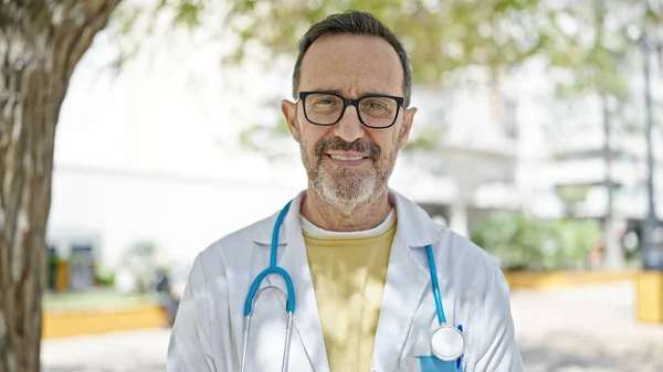 Orta Yaşlı Doktor Parkta Kendine Güvenerek Gülümsüyor — Stok fotoğraf