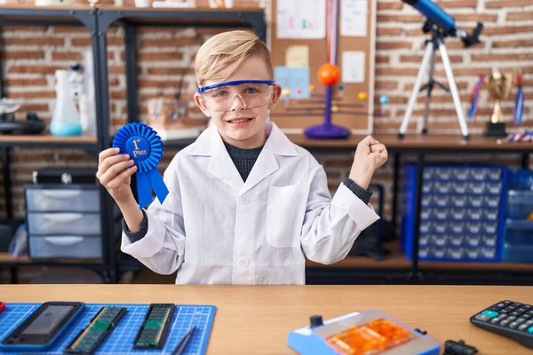 Kleine Blanke Jongen School Wetenschapper Laboratorium Winnen Eerste Prijs Schreeuwen — Stockfoto