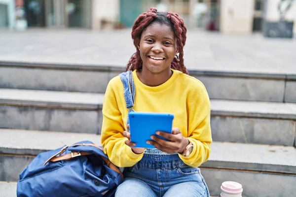 African American Woman Student Using Touchpad Sitting Bench University — Stock Photo, Image