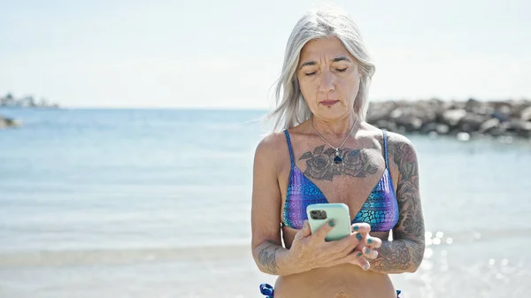 Středního Věku Šedovlasá Žena Turista Nosí Bikiny Pomocí Smartphone Pláži — Stock fotografie