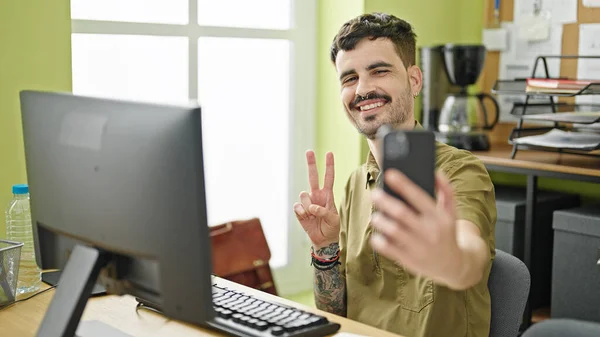 Genç Spanyol Adamı Ofisteki Akıllı Telefondan Selfie Çekiyor — Stok fotoğraf