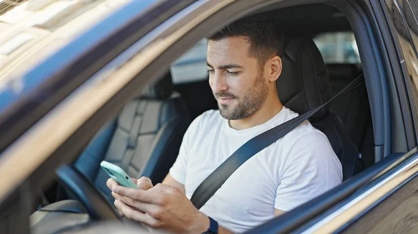 Young Hispanic Man Using Smartphone Sitting Car Street — 图库照片