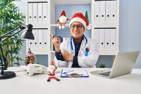 Ισπανόφωνος Νεαρός Γιατρός Στην Κλινική Χριστούγεννα Χαμογελώντας Χαρούμενος Δείχνοντας Χέρι — Φωτογραφία Αρχείου