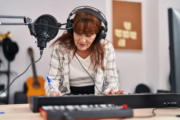 Mujer Mediana Edad Músico Componiendo Canción Estudio Música —  Fotos de Stock
