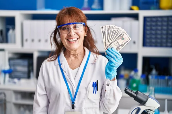 Μεσήλικας Ισπανίδα Γυναίκα Που Εργάζεται Στο Εργαστήριο Επιστήμονας Κρατώντας Δολάρια — Φωτογραφία Αρχείου