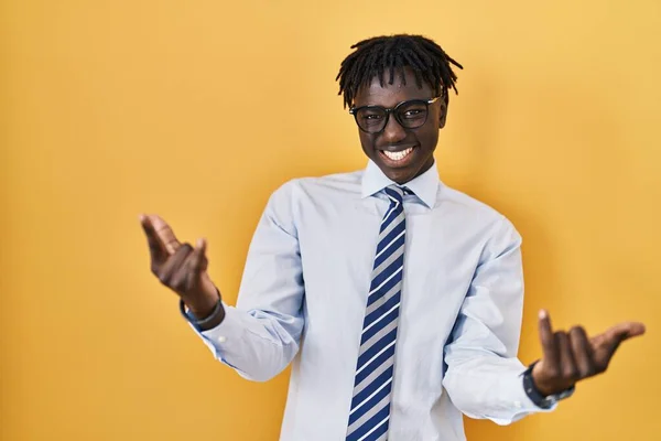 Afrikanischer Mann Mit Dreadlocks Steht Vor Gelbem Hintergrund Und Schreit — Stockfoto