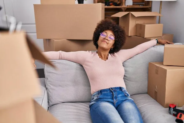 Africano Americano Mulher Sorrindo Confiante Relaxado Sofá Nova Casa — Fotografia de Stock