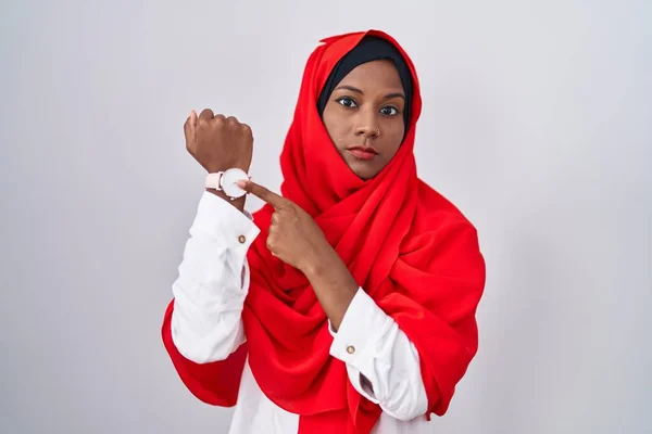 Junge Araberin Mit Traditionellem Islamischen Hijab Schal Eile Zeigt Auf — Stockfoto