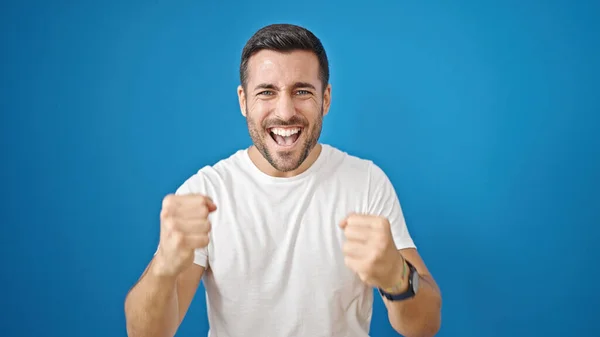 Mladý Hispánec Muž Usměvavý Sebevědomě Vítězným Výrazem Nad Izolované Modré — Stock fotografie