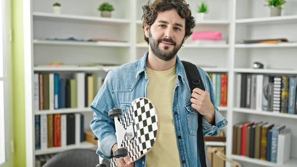 Mladý Hispánec Muž Student Nosit Batoh Držení Brusle Knihovně Univerzity — Stock fotografie
