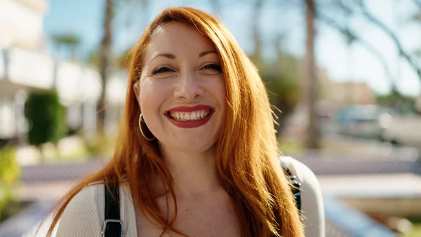 Parkta Kendinden Emin Gülümseyen Genç Kızıl Saçlı Kadın — Stok fotoğraf