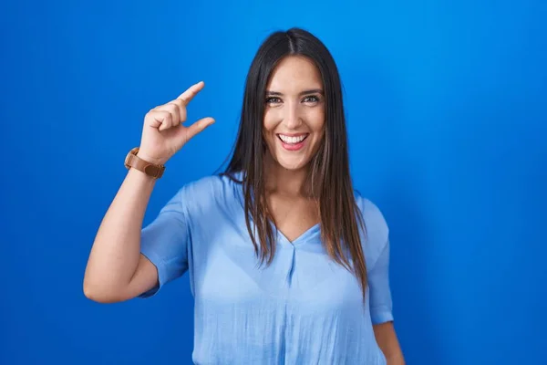 Mulher Morena Jovem Sobre Fundo Azul Sorrindo Gestos Confiantes Com — Fotografia de Stock