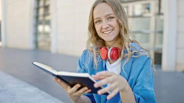 Junge Blonde Studentin Liest Buch Auf Bank Der Universität — Stockfoto