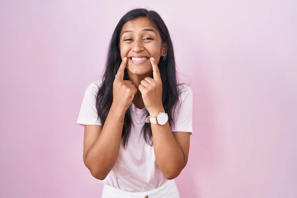 Young Hispanic Woman Standing Pink Background Smiling Open Mouth Fingers — Stock Photo, Image