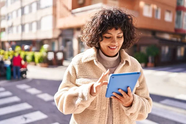 Young Beautiful Hispanic Woman Smiling Confident Using Touchpad Street — ストック写真