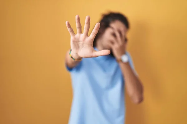 Homem Hispânico Jovem Sobre Fundo Amarelo Cobrindo Olhos Com Mãos — Fotografia de Stock