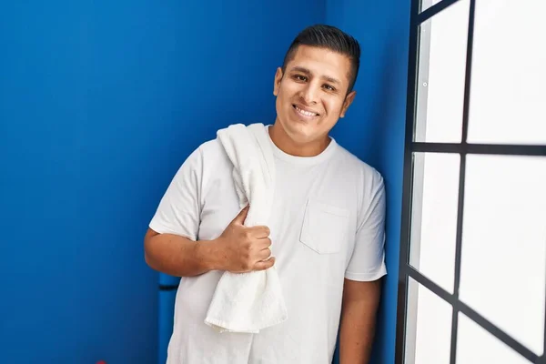 Jonge Latijn Man Glimlacht Vol Vertrouwen Handdoek Vasthouden Sportcentrum — Stockfoto