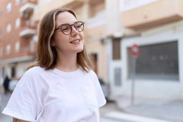 Sokakta Kendine Güvenen Gülümseyen Beyaz Bir Kadın — Stok fotoğraf