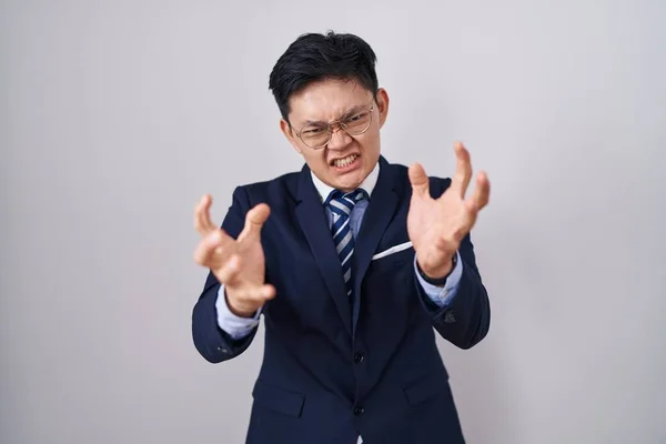 Ung Asiatisk Man Kostym Och Slips Skriker Frustrerad Ilska Händer — Stockfoto