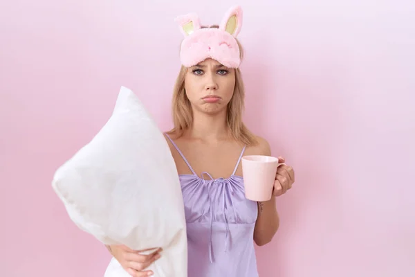 Mladá Běloška Pyžamu Objímající Polštář Pijící Kávu Deprimovaná Znepokojená Rozčilená — Stock fotografie