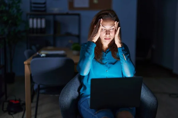 Geceleri Ofiste Çalışan Esmer Kadın Baş Ağrısı Çekiyor Acı Migren — Stok fotoğraf