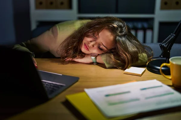 Νεαρή Όμορφη Ισπανίδα Επιχειρηματίας Που Κοιμάται Στο Γραφείο — Φωτογραφία Αρχείου
