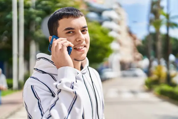 Młody Człowiek Uśmiecha Się Pewnie Rozmawiając Przez Telefon Ulicy — Zdjęcie stockowe