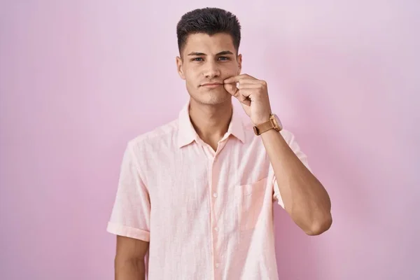 Mladý Hispánec Stojící Nad Růžovým Pozadím Ústa Rty Zavřené Jako — Stock fotografie
