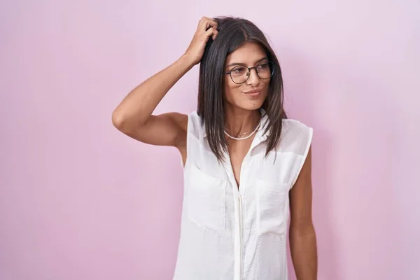 Mujer Joven Morena Pie Sobre Fondo Rosa Con Gafas Confunden — Foto de Stock