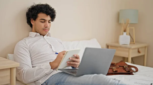 Jovem Latino Homem Empresário Usando Laptop Escrita Notebook Quarto Hotel — Fotografia de Stock