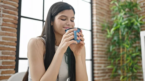 Jonge Mooie Spaanse Vrouw Die Koffie Drinkt Zittend Tafel Eetkamer — Stockfoto