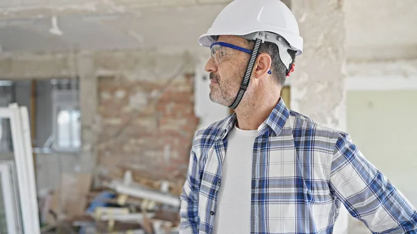 Mann Mittleren Alters Steht Mit Entspanntem Gesichtsausdruck Auf Baustelle — Stockfoto
