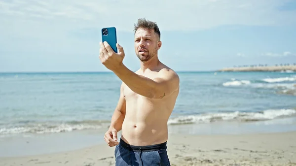 若いです男観光客作る自撮りによってスマートフォンでザビーチ — ストック写真