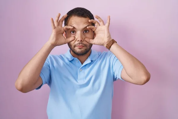 Hispanic Man Standing Pink Background Trying Open Eyes Fingers Sleepy — Stock Photo, Image