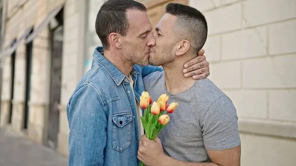 Двое Мужчин Удивляют Букет Цветов Целующихся Улице — стоковое фото
