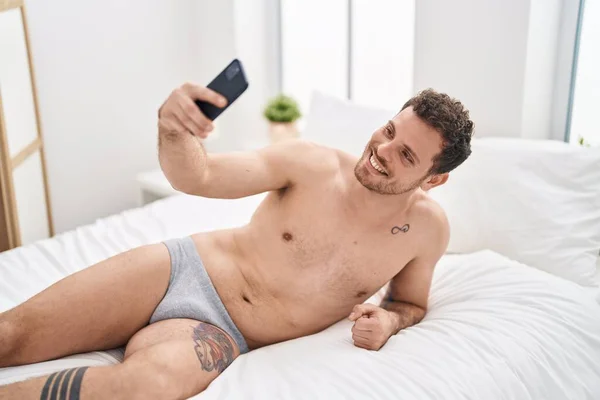 Young Hispanic Man Making Selfie Smartphone Lying Bed Bedroom — Stock Photo, Image