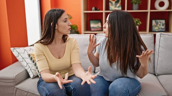 Zwei Frauen Streiten Sich Hause Auf Sofa — Stockfoto