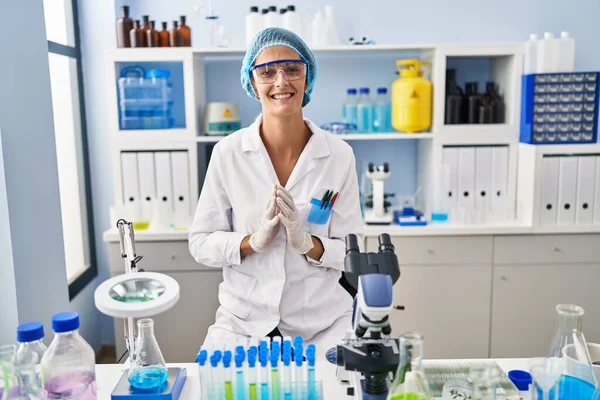 Mulher Morena Que Trabalha Mãos Laboratório Cientista Conjunto Dedos Cruzados — Fotografia de Stock