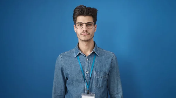 Νεαρός Ισπανός Στέκεται Χαλαρή Έκφραση Πάνω Από Απομονωμένο Μπλε Φόντο — Φωτογραφία Αρχείου