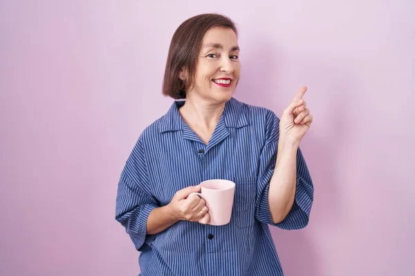 Medelålders Latinamerikansk Kvinna Dricker Kopp Kaffe Med Ett Stort Leende — Stockfoto