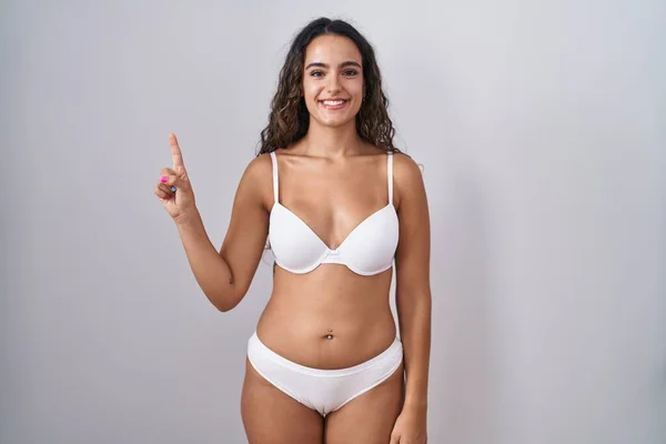 Mladá Hispánka Nosí Bílé Spodní Prádlo Ukazuje Ukazuje Prstem Číslo — Stock fotografie
