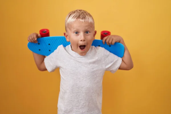Kleine Blanke Jongen Houdt Skate Bang Geschokt Met Verbazing Verbaasde — Stockfoto